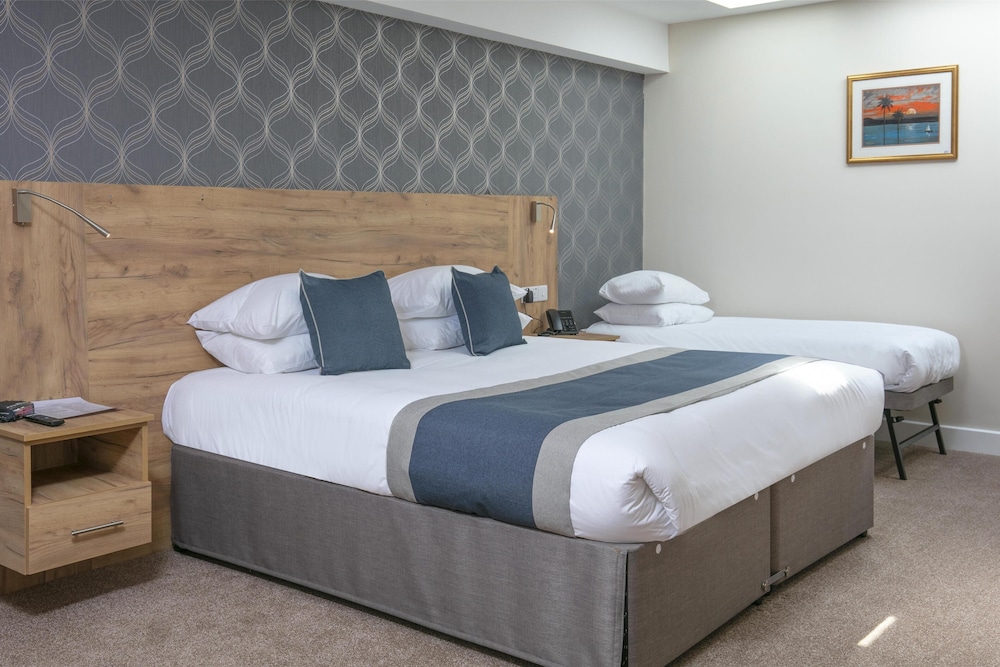 SUPERIOR, MULTIPLE BEDS, KITCHENETTE