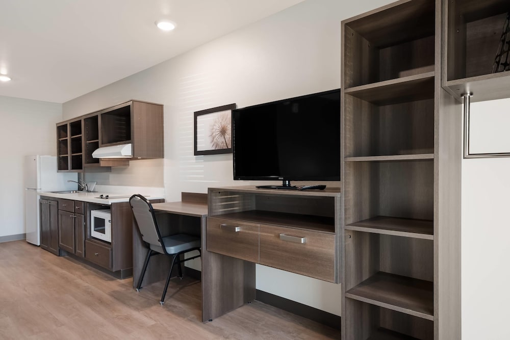 WoodSpring Suites Phoenix-Deer Valley 19/25