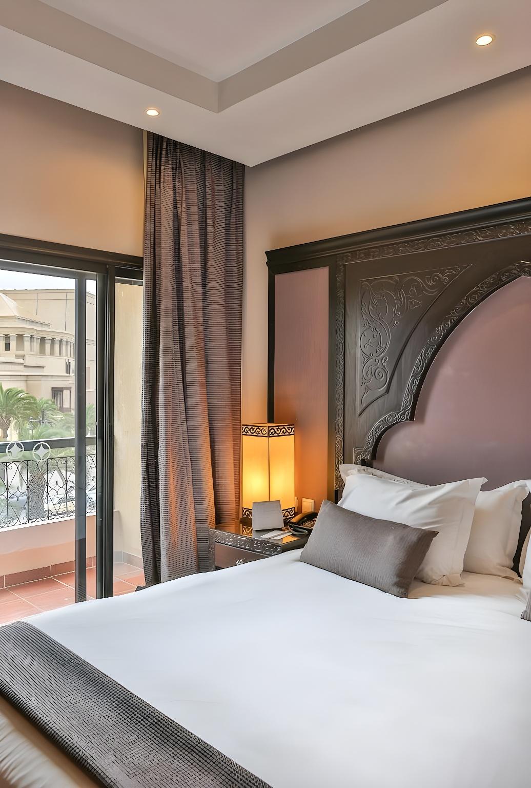 Deluxe, Double Bed, Theater View