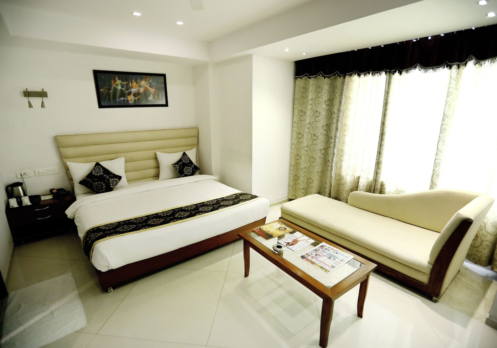GRAND, QUEEN BED, CITY VIEW