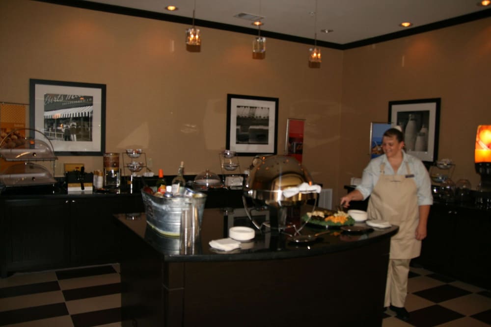 Hampton Inn and Suites Cleburne 63/78