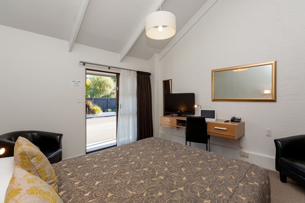 16 Northgate Motor Lodge 31/35