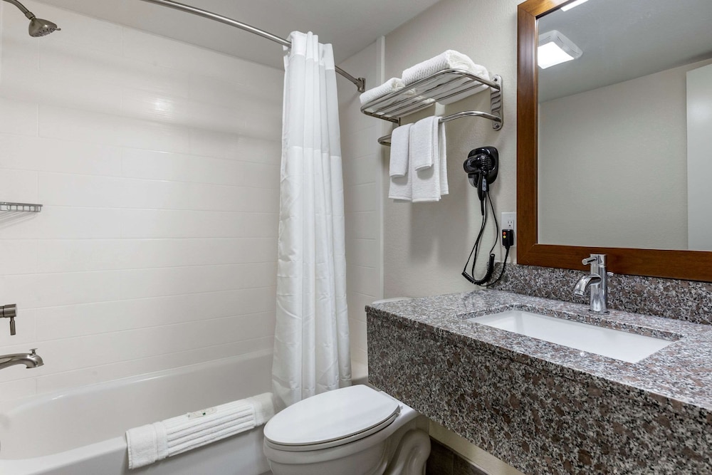Quality Inn & Suites Spring Lake - Fayetteville near Fort Bragg 15/41