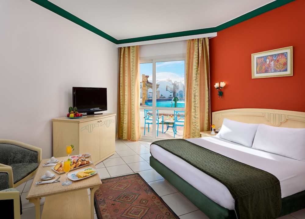 Standard Triple Pool View Room