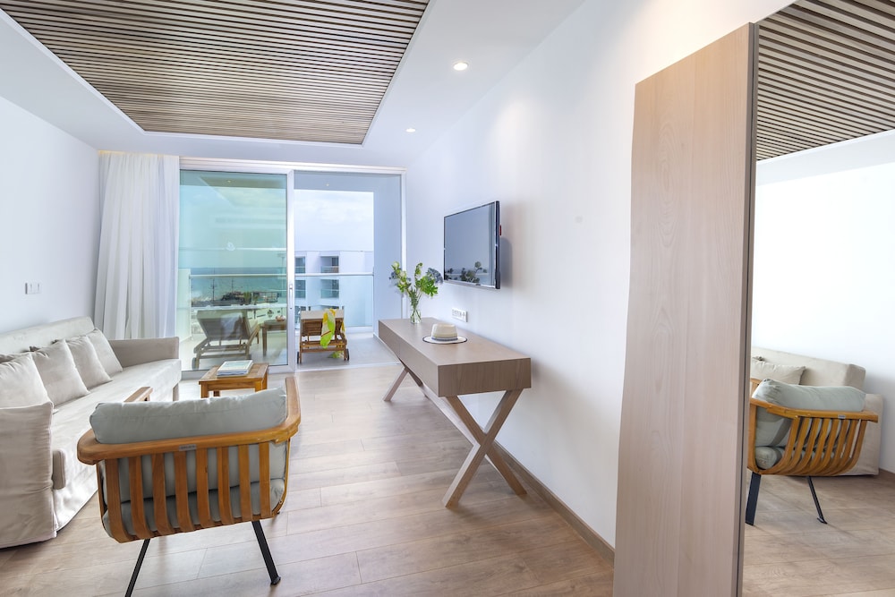 Limanaki Beach Hotel & Suites 27/36