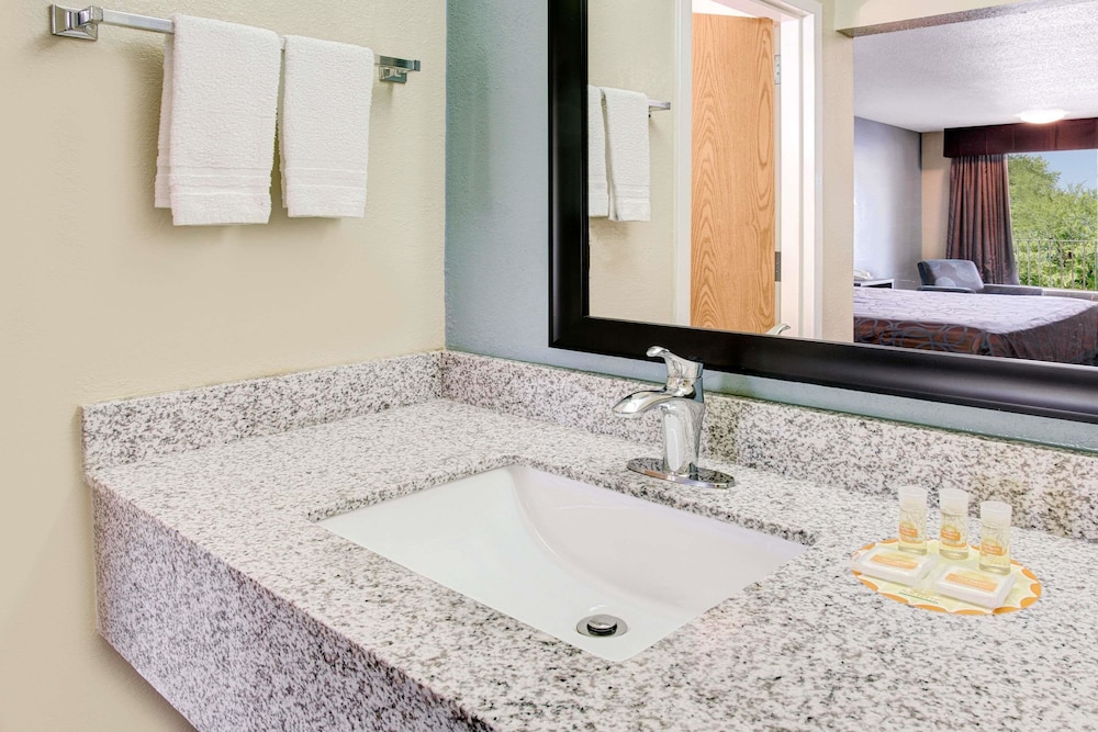 Days Inn By Wyndham Ladson Summerville Charleston 24/48