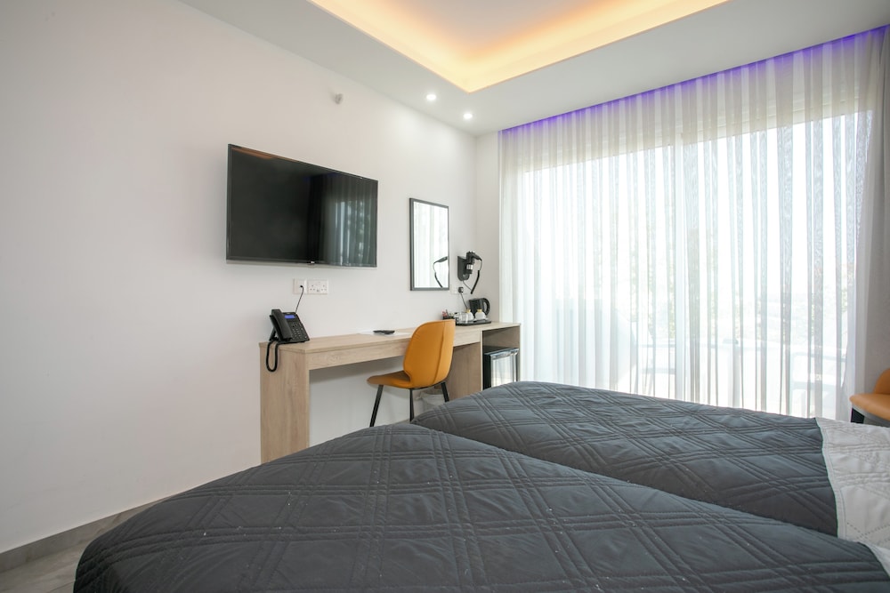 غرفة ثلاثية بسرير بطابقين وثلاثة أسرّة بإطلالة على المسبح، Papouis Protaras Hotel 4/5