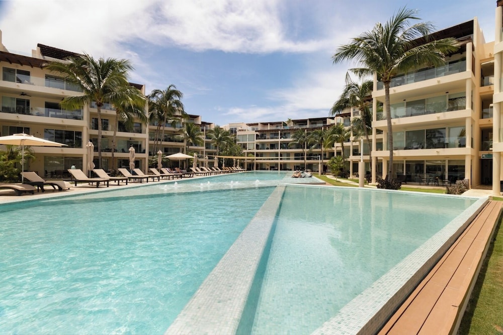 The Elements Oceanfront & Beachside Condo Hotel 21/50