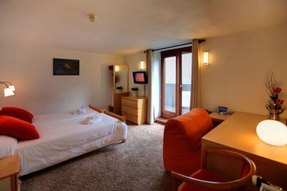 ROOM, DOUBLE OR TWIN BED