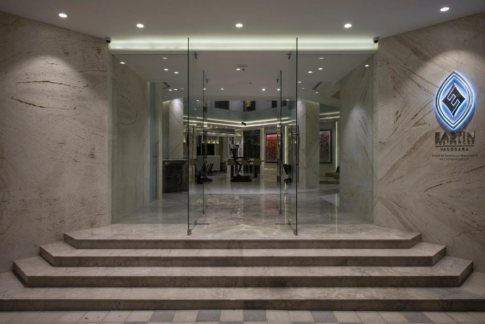 Eastin Residences Vadodara Apartment Hotel 33/35