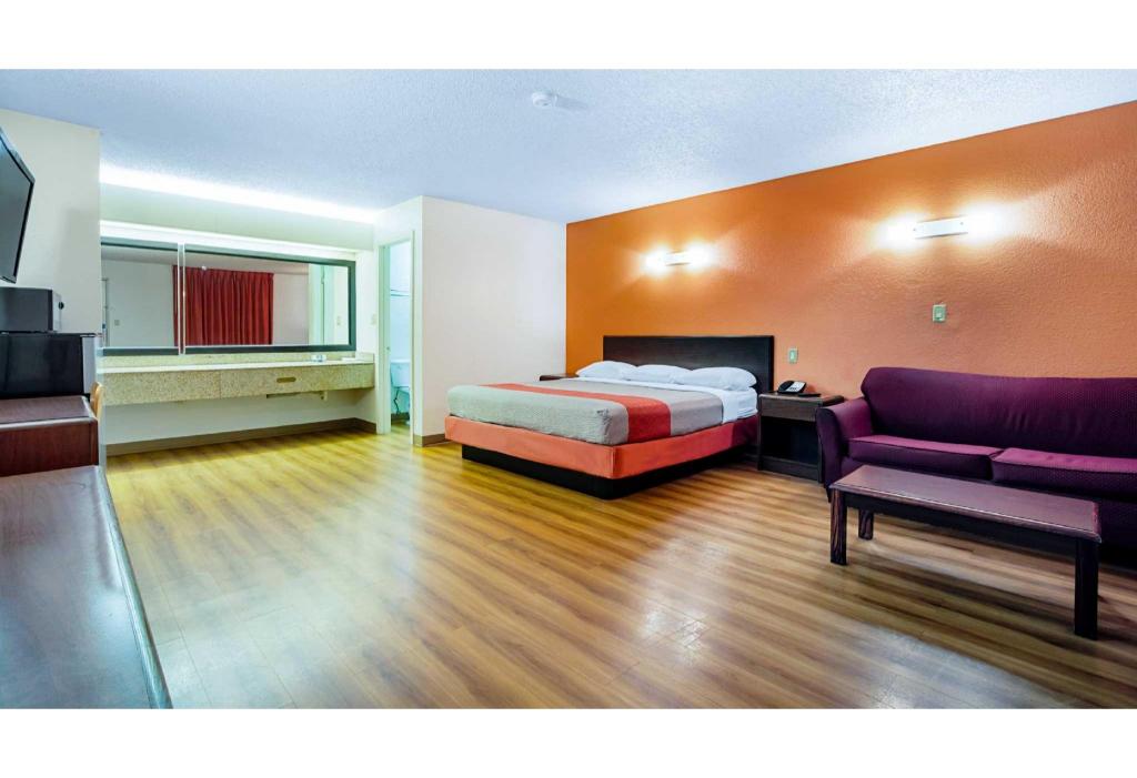 1 King Bed - Smoking, Micfridge, Sofa-Bed, Motel6 Covington, TN 9/10