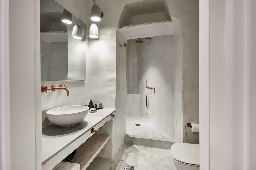Living Theros Luxury Suites 45/50