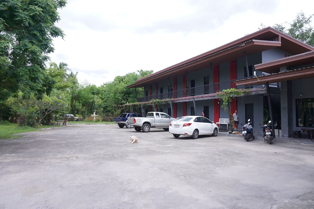 Ploenjai Hotel Ranong 5/48