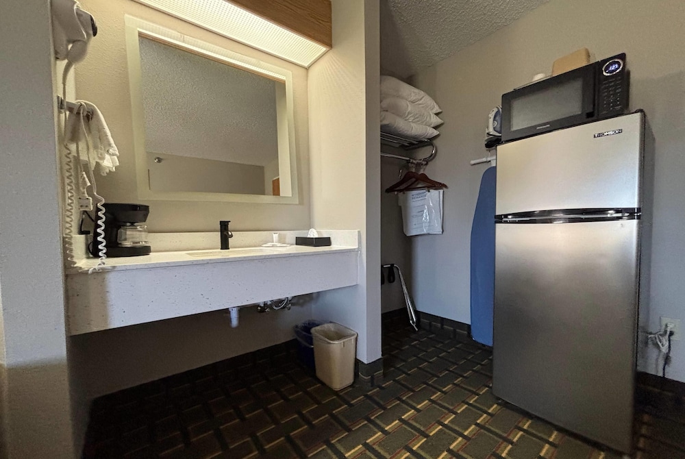 Super 8 by Wyndham Mt. Carmel IL 31/32