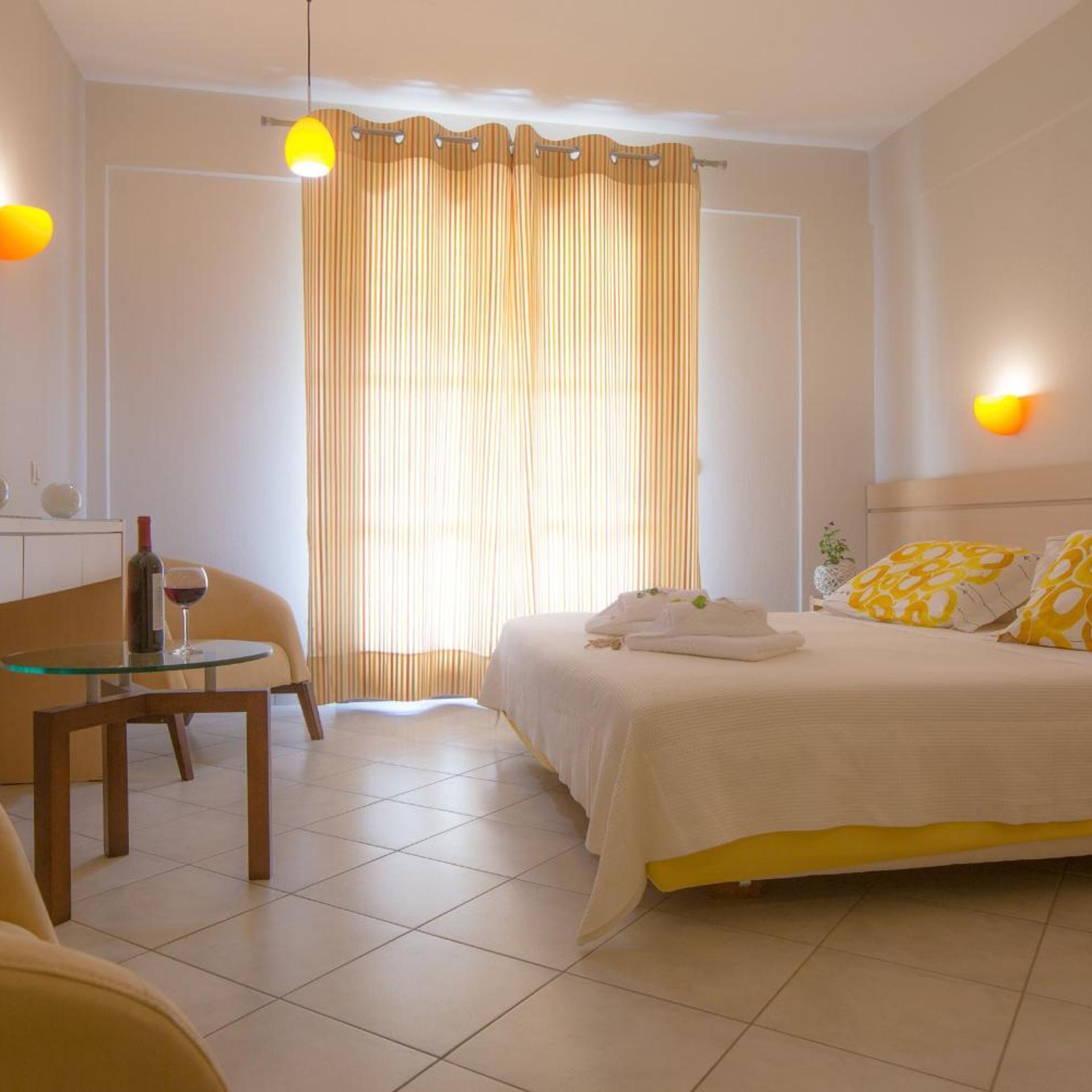 غرفة بسرير مزدوج أو سريرين منفصلين بإطلالة على الحديقة، Meteora Hotel 2/4