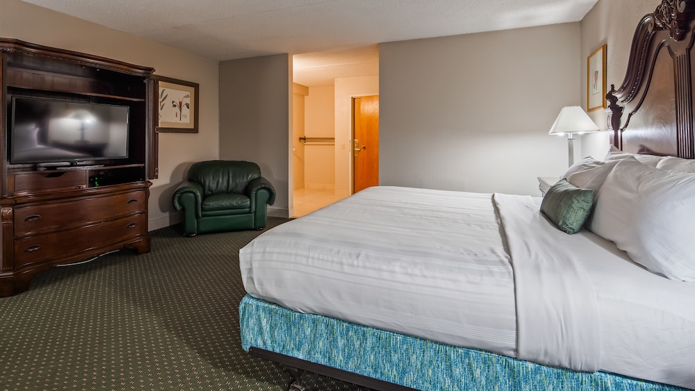Baymont Inn and Suites by Wyndham Farmington, MO 22/62