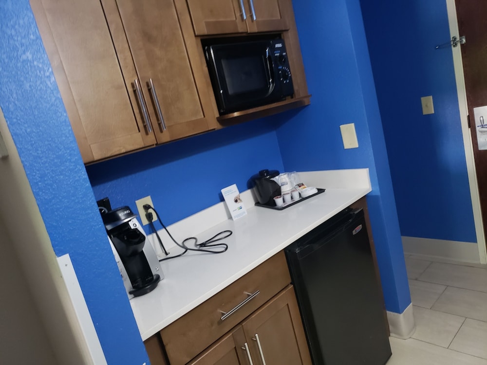 Holiday Inn Express Suites Raleigh Ne Medical Ctr Area 59/74
