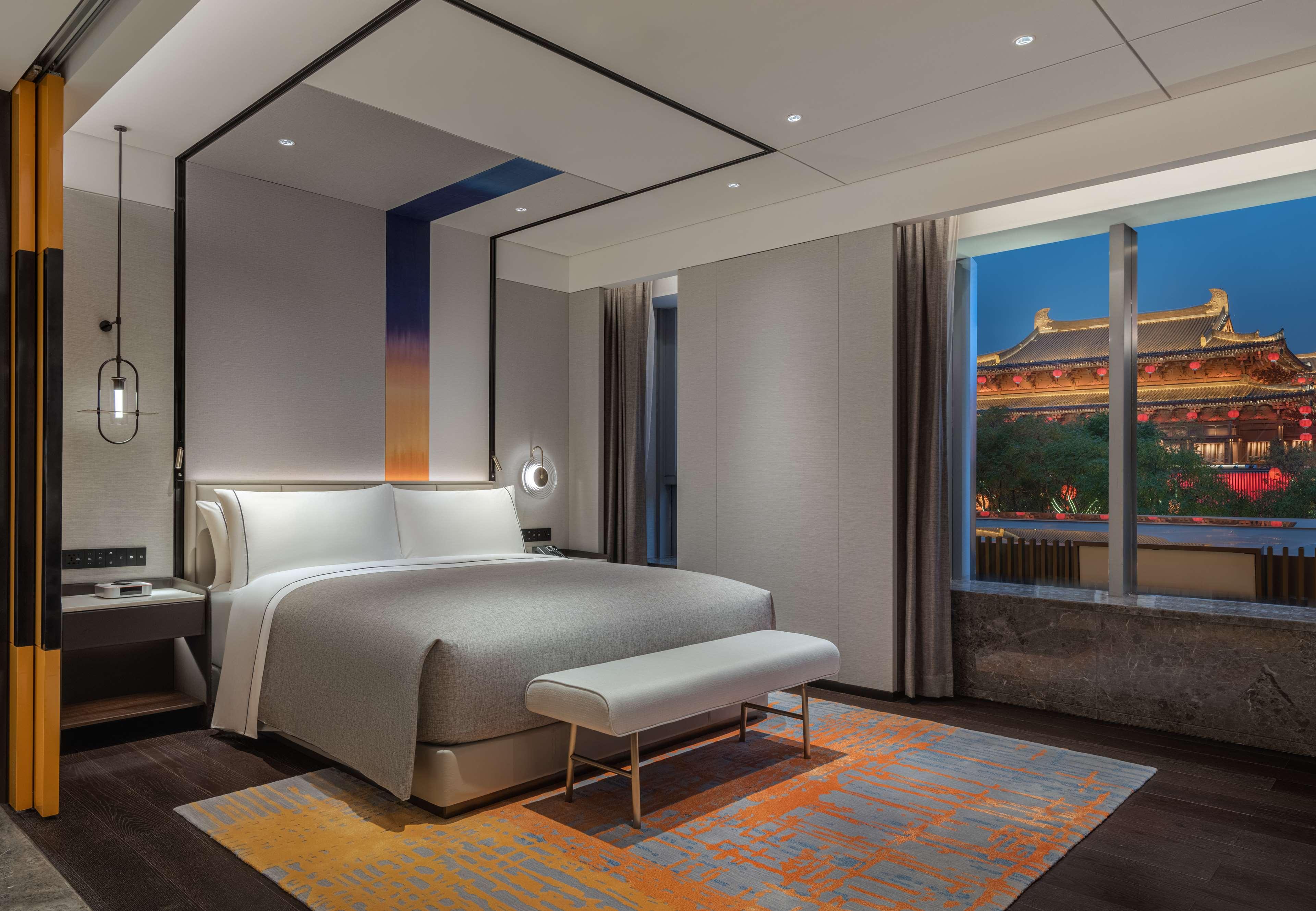 CANOPY, SUITE, KING BED