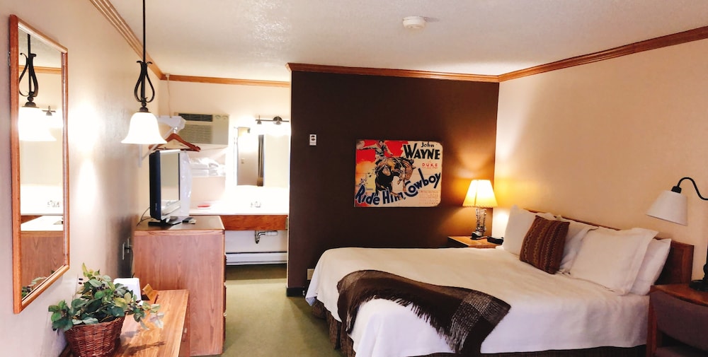 Covered Wagon Motel (ex Rodeway Inn Lusk) 10/50