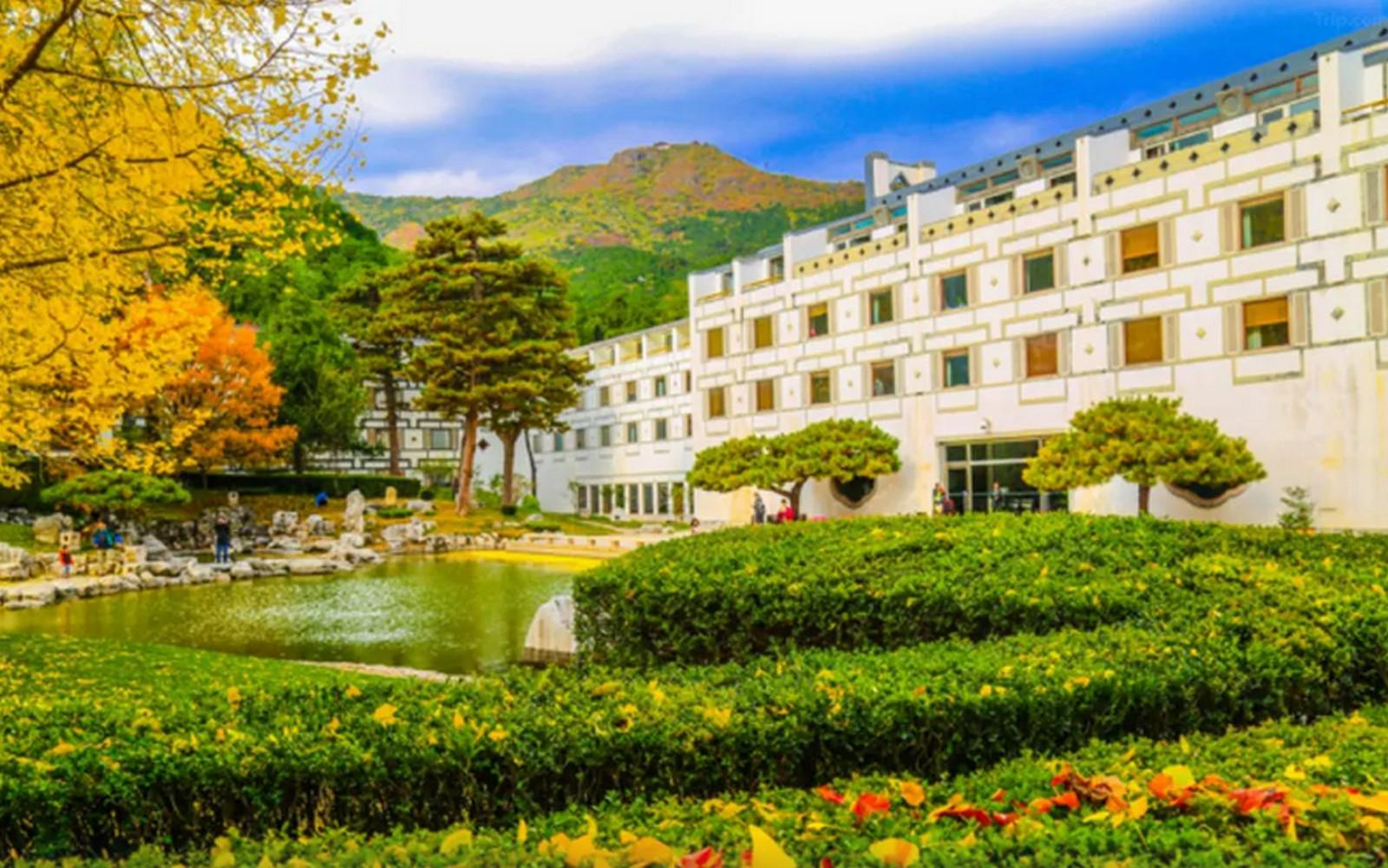 Fragrant Hill Hotel 57/60