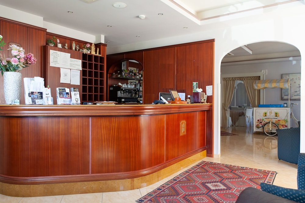 Sammartano Hotel 8/56