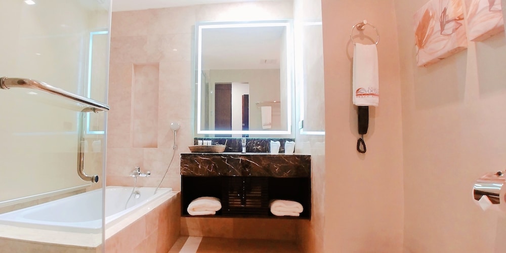 Boracay Ocean Club Beach Resort 75/77