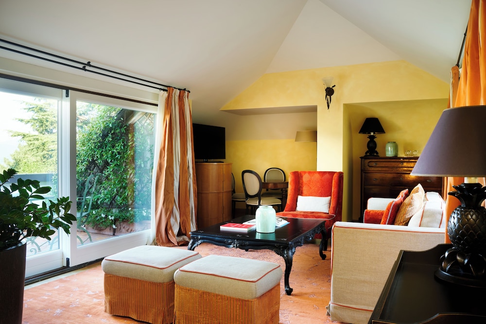 SIGNATURE, SUITE