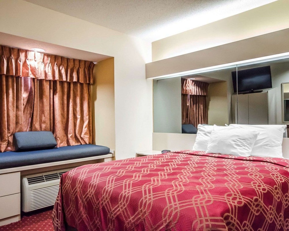 Econo Lodge Inn & Suites Evansville East 18/40