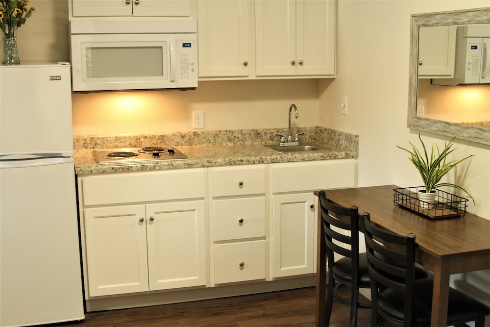 Stay Plus Extended Stay Suites 26/33