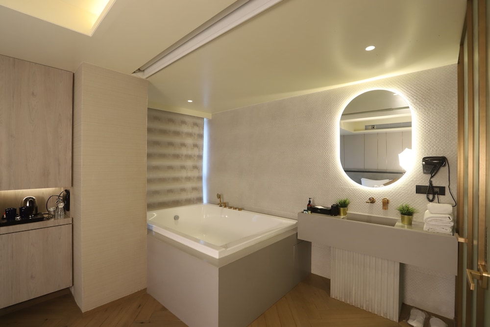 غرفة غراند بريميوم بسرير كينج بحوض استحمام، Dragonfly Hotel 4/4
