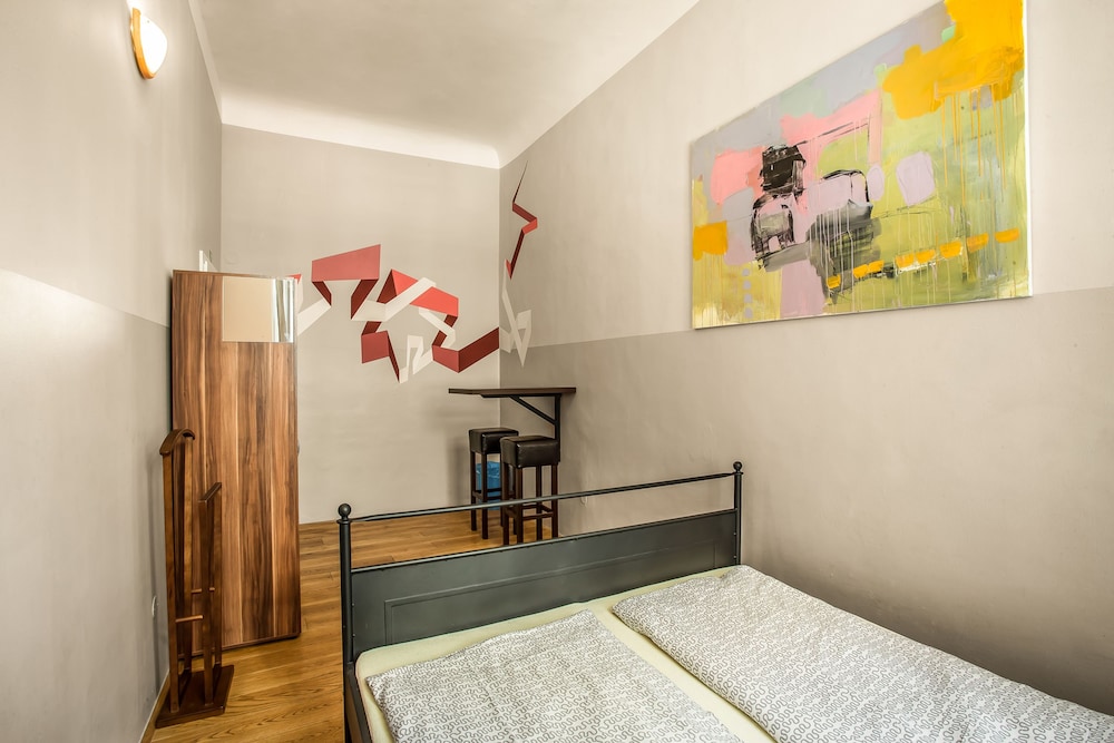 Ahoy Hostel 5/40