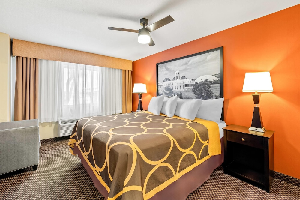 STUDIO, SUITE, KING BED
