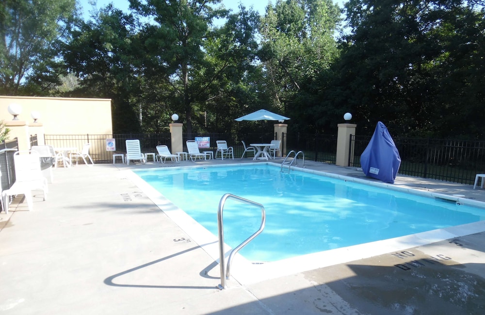 Clarion Pointe Apex - Holly Springs 24/43