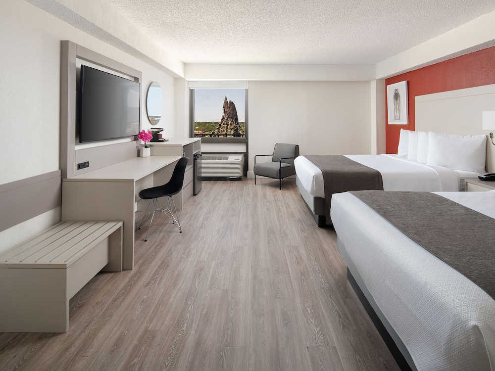 TOWER, 2 QUEEN BEDS