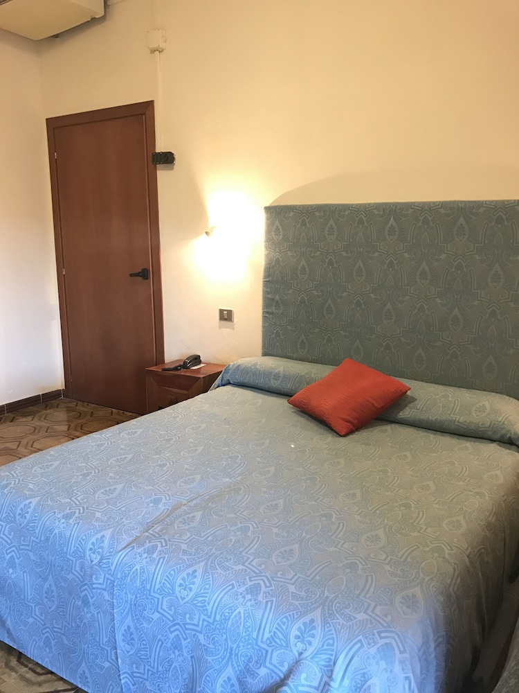 ROOM, QUADRUPLE