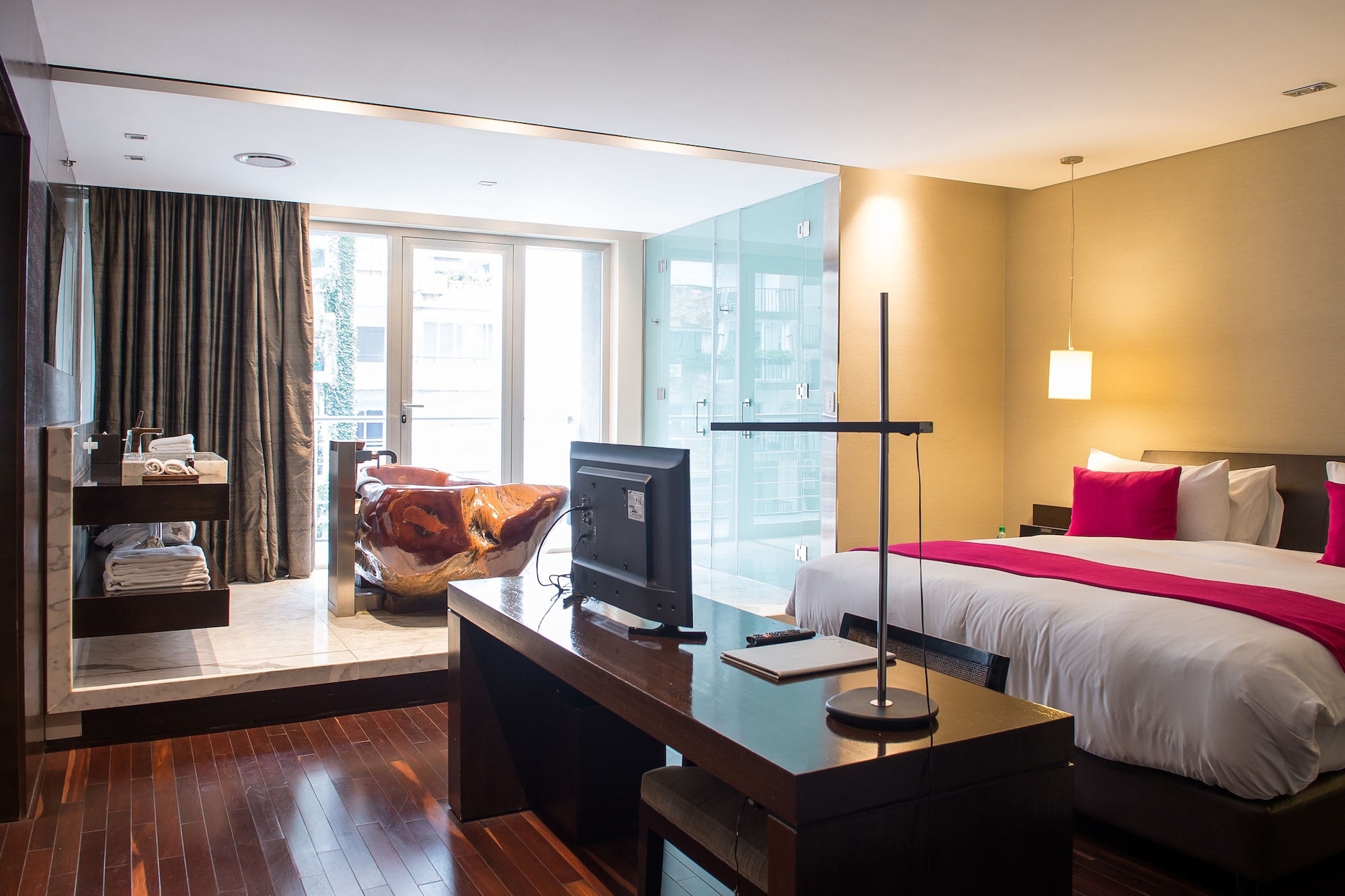 LUXURY, SUITE