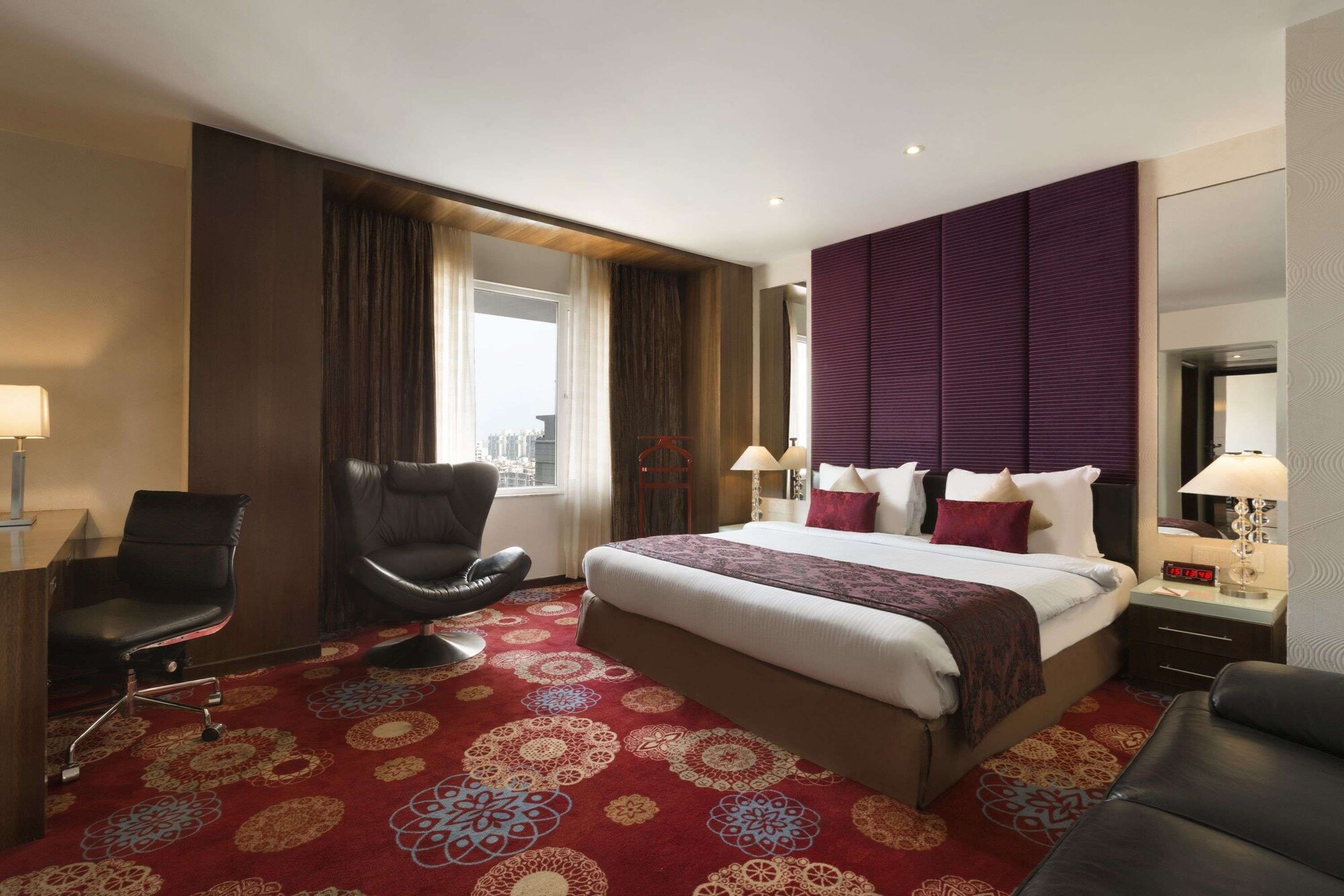 JUNIOR SUITE, KING BED, SMOKING