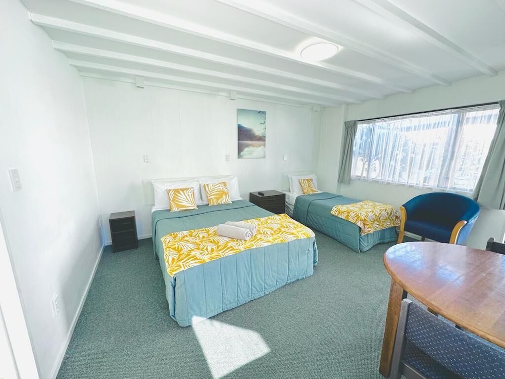 STUDIO, TWIN BEDS, KITCHENETTE