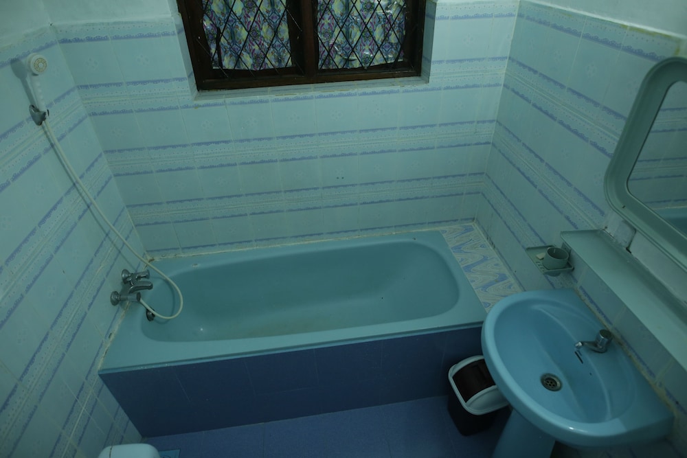 STANDARD, TRIPLE, EXTERNAL BATHROOM