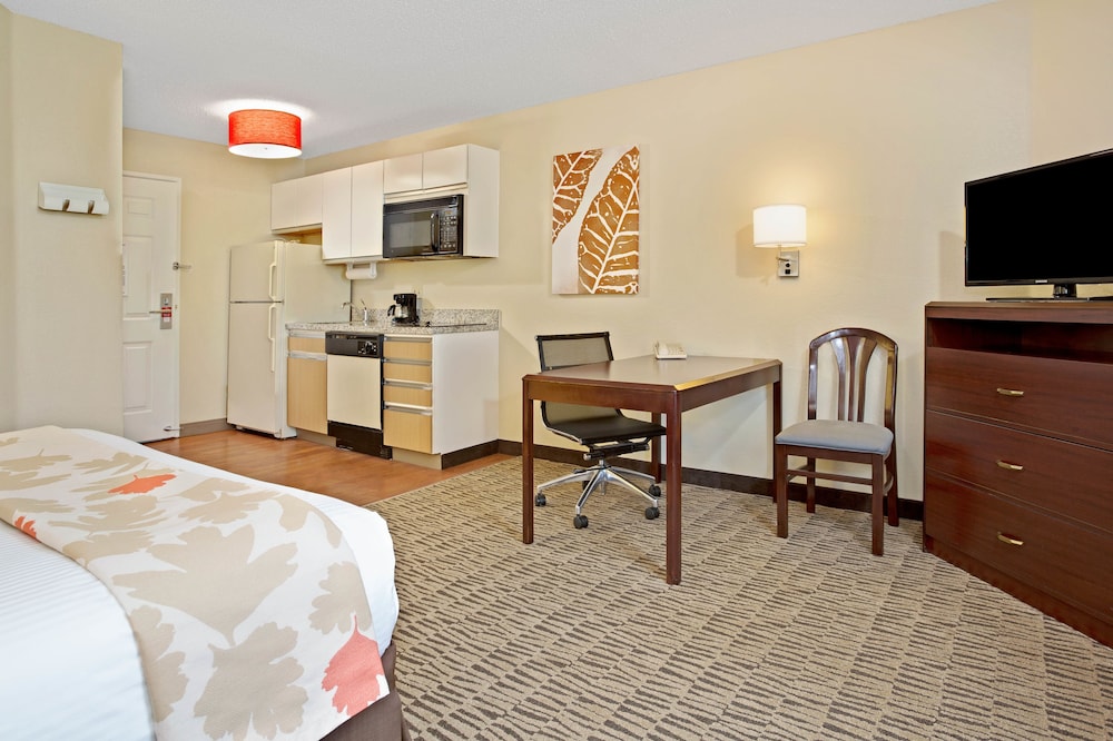 MainStay Suites Cincinnati Blue Ash 13/20