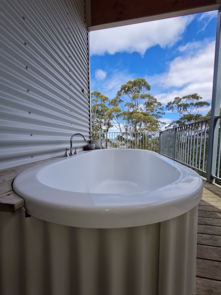 HUON BUSH RETREATS 27/50