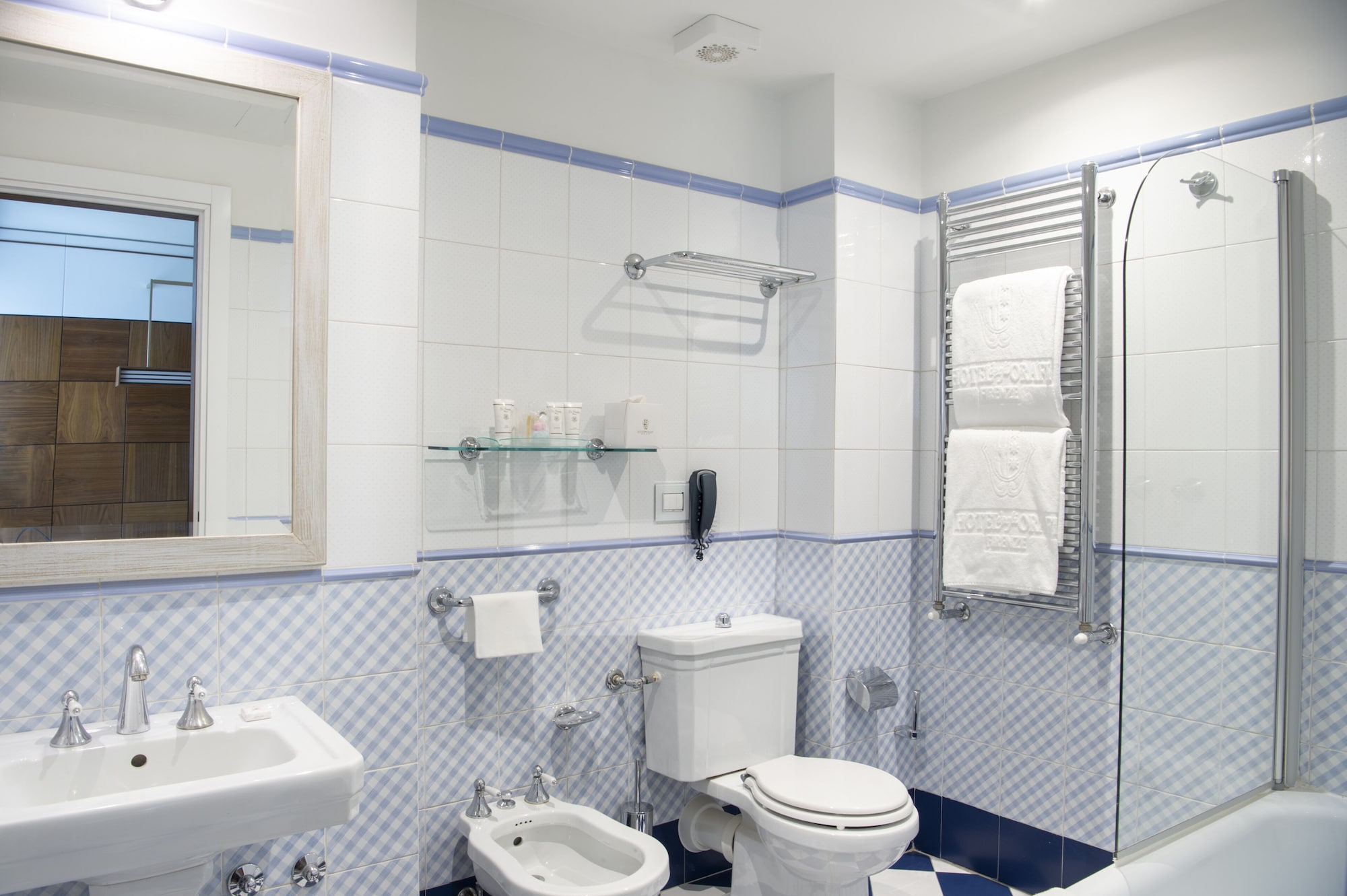1 BEDROOM, SUITE