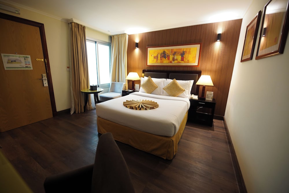 STANDARD, QUEEN BED