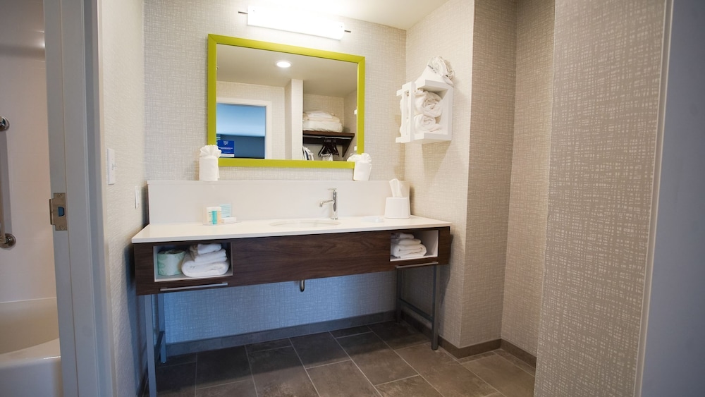 Hampton Inn Suites St Clairsville 18/32