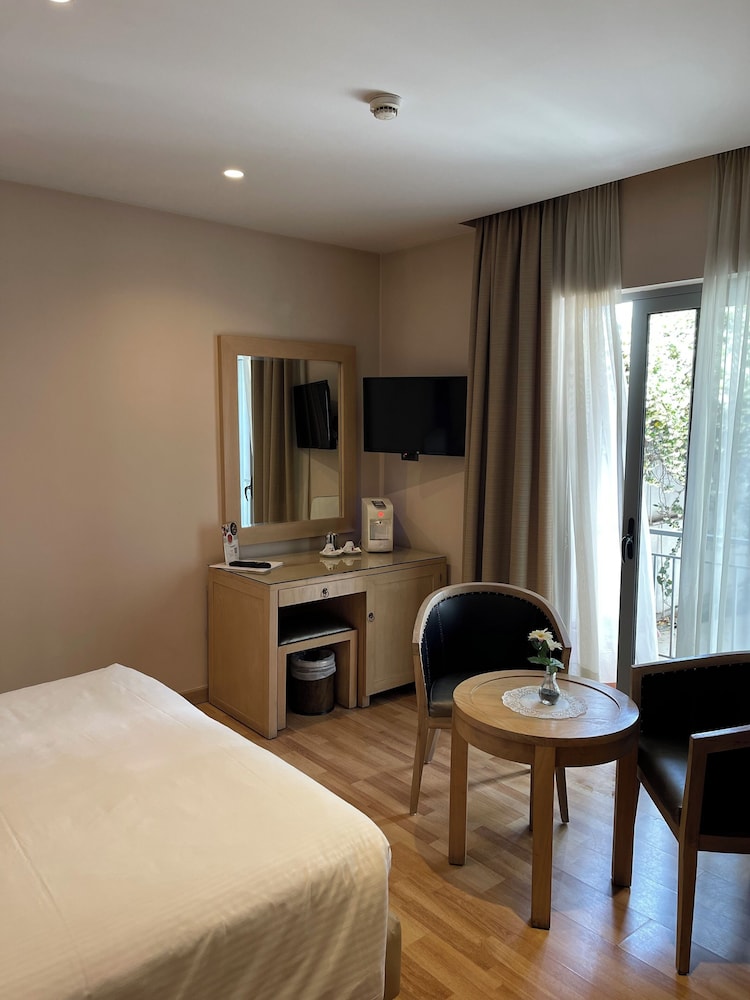ROOM, DOUBLE BED