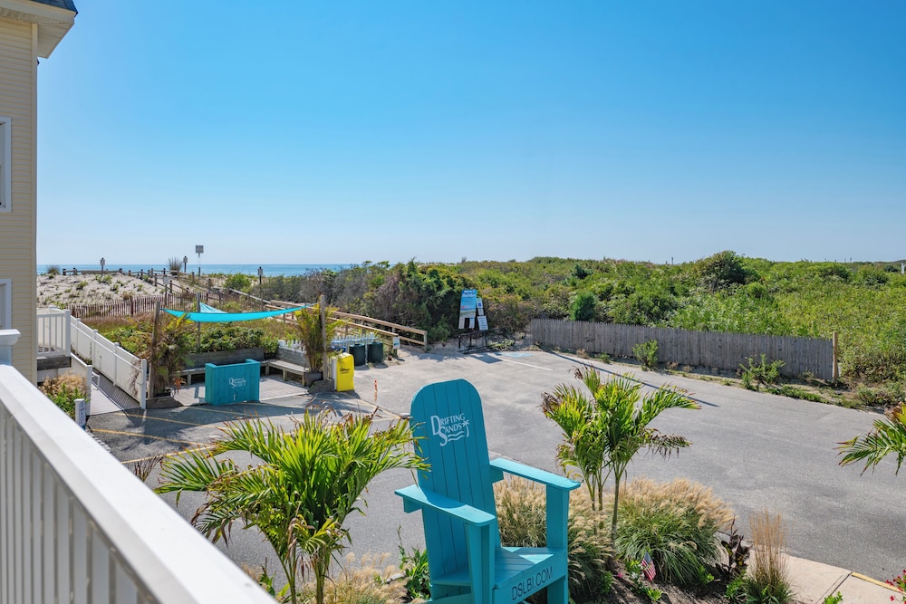 Drifting Sands Oceanfront Hotel 7/70