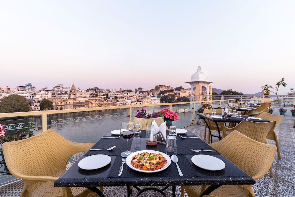 Hotel Sarovar 34/50