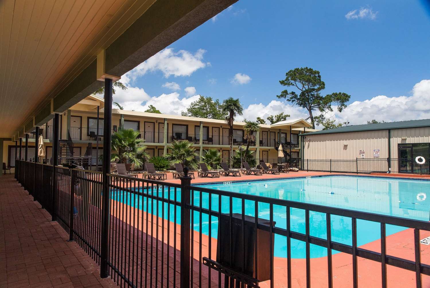 Ramada By Wyndham Houston Intercontinental Airport East 12/33