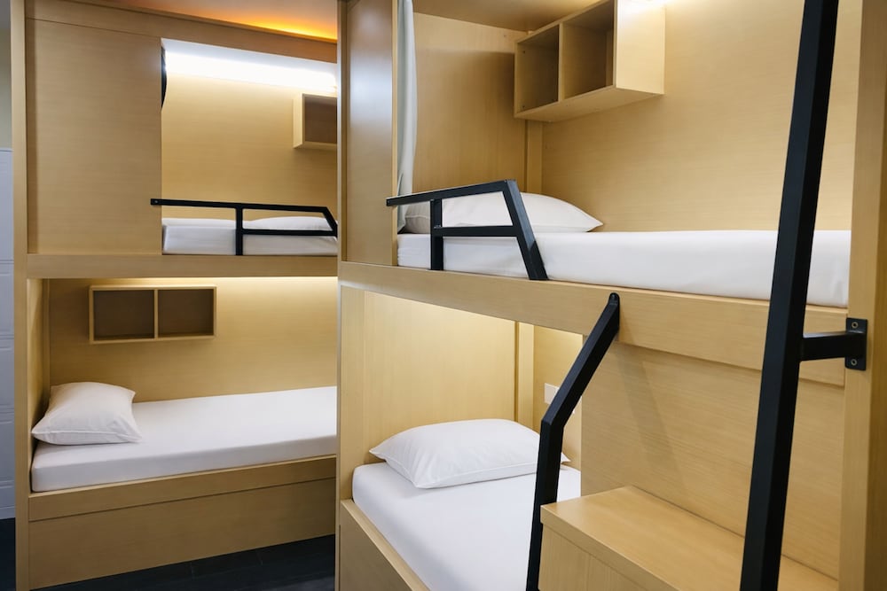 CAPSULE, FEMALE ONLY, 4 BEDS, BUNK BED, NO WINDOW