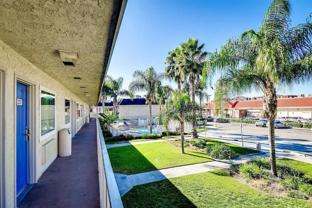 Motel6 Riverside, CA - South 11/51